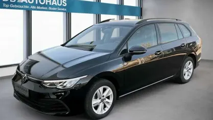 Begagnad VW Golf VIII Life 110 HK (80 kW) 2022 Svart Kombi