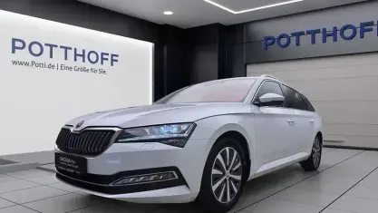 Gebraucht Skoda Superb Premium Edition 200 PS (147 kW) 2023 Moonweiß perleffekt Kombi