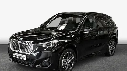 Saphirschwarz metallic Neu 2025 BMW iX1 M Sport SUV | 55.490 € (Fairer Preis)