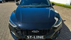 Obsidianschwarz metallic Gebraucht 2024 Ford Focus ST-Line X Kombi | 29.380 € (Fairer Preis)