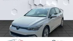 Weiss Gebraucht 2024 VW Golf VIII Life Limousine | 23.442 € (Guter Preis)