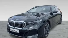 Black sapphire metallic Gebraucht 2024 BMW 520 M Sport Kombi | 58.455 € (Fairer Preis)