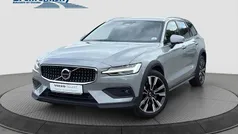 Vapour grey (grau) Gebraucht 2024 Volvo V60 CC Plus Kombi | 40.960 € (Guter Preis)