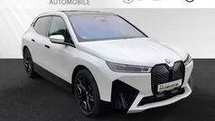 Mineralweiss metallic Gebraucht 2024 BMW iX Sport Line SUV | 69.888 € (Fairer Preis)