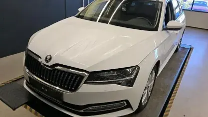 Używany Skoda Superb Premium Edition 150 KM (110 kW) 2023 Biały Kombi