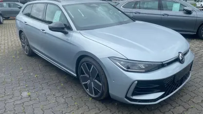Neu VW Passat Style 150 PS (110 kW) 2026 Oyster silver metallic Kombi