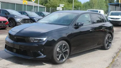Neu Opel Astra 131 PS (96 kW) 2025 Schwarz (schwarz perla nera/typ aussenv) schwarz (stoff) Kleinwagen