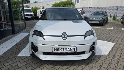 Perlmuttweiß metallic, black pearlschwarz metall (weiß) Neu 2025 Renault 5 E-Tech Urban Limousine | 30.848 € (Fairer Preis)