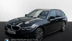 Black sapphire metallic Gebraucht 2022 BMW 320 M Sport Kombi | 33.288 € (Guter Preis)