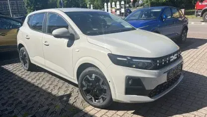 Neu Dacia Sandero Comfort 101 PS (74 kW) 2025 Amber yellow Limousine