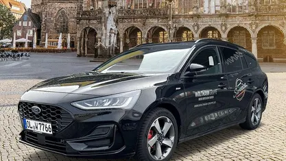 Obsidianschwarz metallic Gebraucht 2023 Ford Focus ST-Line Limousine | 21.500 € (Fairer Preis)