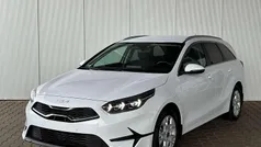 Weiß (deluxe white) Gebraucht 2025 Kia Ceed Sportswagon Comfort Kombi | 21.750 € (Superpreis)