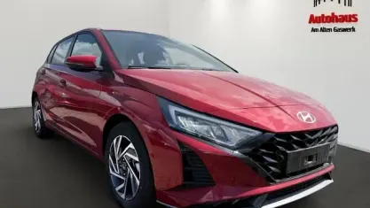 Neu Hyundai i20 Trend 101 PS (74 kW) 2025 Rot Kleinwagen