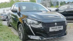 Schwarz / Gebraucht 2022 Peugeot e-208 Active Kleinwagen | 16.750 € (Fairer Preis)