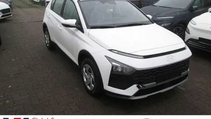 Atlas white / sol Gebraucht 2024 Hyundai Bayon Select SUV | 20.790 € (Fairer Preis)