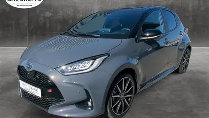 Grau Gebraucht 2025 Toyota Yaris Hybrid Sport Limousine | 29.990 € (Teuer)