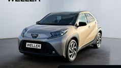 Ginger beige metallic/dach mys Gebraucht 2025 Toyota Aygo Kleinwagen | 18.444 € (Fairer Preis)