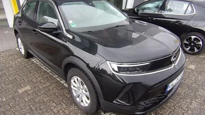 Schwarz (diamant schwarz metallic) Gebraucht 2023 Opel Mokka-e Edition SUV | 23.350 € (Teuer)