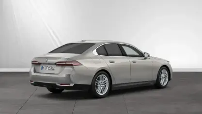 Gebraucht BMW 550e Comfort Edition 489 PS (359 kW) 2024 Oxidgrau metallic Limousine