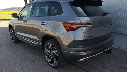 Stahlgrau Neu 2025 Skoda Karoq SportLine SUV | 41.140 € (Guter Preis)