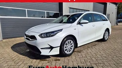 Deluxeweiß metallic Neu 2025 Kia Ceed Sportswagon Vision Kombi | 24.590 € (Guter Preis)