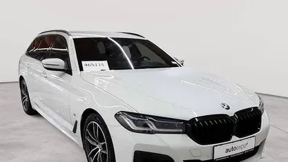 Gebraucht BMW 520 M Sport 190 PS (139 kW) 2023 Alpinweiß Kombi