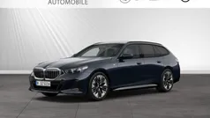 Carbonschwarz metallic Gebraucht 2024 BMW 520 M Sport Kombi | 52.899 € (Superpreis)