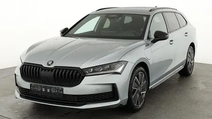 Stone silver metallic Neu 2025 Skoda Superb SportLine Kombi | 44.875 € (Guter Preis)