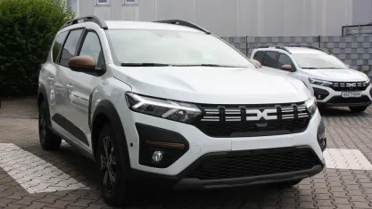 Gebraucht Dacia Jogger Essentiel 101 PS (74 kW) 2024 Arktisweiß Van / Kleinbus