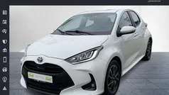 Schneeweiß (weiß) Gebraucht 2023 Toyota Yaris Hybrid Team Kleinwagen | 20.480 € (Fairer Preis)