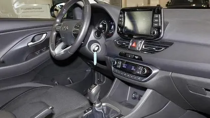 Silky bronze / met Gebraucht 2022 Hyundai i30 Trend Limousine | 13.875 € (Fairer Preis)