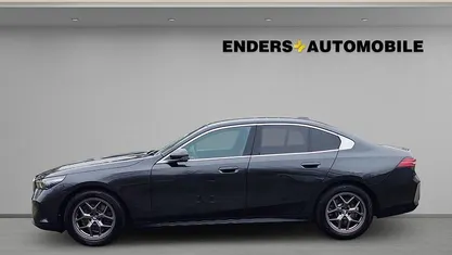 Grau Gebraucht 2024 BMW 520 Comfort Edition Limousine | 43.490 € (Fairer Preis)