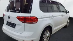 Weiß (pure white) Gebraucht 2024 VW Touran Comfortline Van / Kleinbus | 33.440 € (Fairer Preis)
