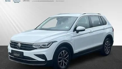 Weiss Gebraucht 2021 VW Tiguan Life SUV | 28.499 € (Fairer Preis)