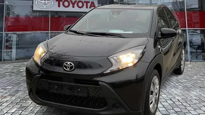 Black mica / ink Gebraucht 2024 Toyota Aygo Business Edition Kleinwagen | 14.790 € (Guter Preis)