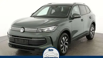 Cipressinogrün metallic Neu 2025 VW Tiguan Life SUV | 38.995 € (Superpreis)