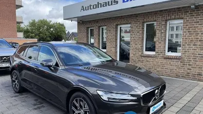 Grau (platinum grey / metallic) Gebraucht 2023 Volvo V60 Core Kombi | 31.890 € (Superpreis)