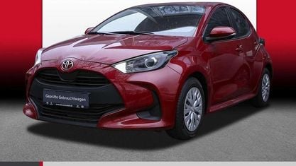 Gebraucht Toyota Yaris Basis 72 PS (52 kW) 2022 Karminarot metallic Kleinwagen