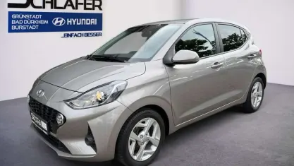 Gebraucht Hyundai i10 Edition 30 67 PS (49 kW) 2022 Brass / met Kleinwagen