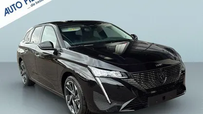 Neu Peugeot 308 SW Allure 131 PS (96 kW) 2025 Perla nera schwarz metallic Kombi