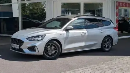 Gebraucht Ford Focus ST-Line 125 PS (91 kW) 2022 Silber, polarsilber metallic Limousine