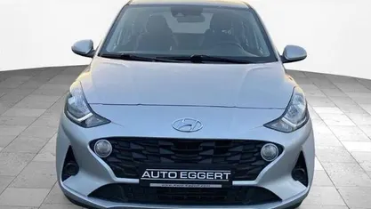 Gebraucht Hyundai i10 Select 67 PS (49 kW) 2023 Sleek silver / met Kleinwagen