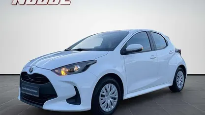 Schneeweiß Gebraucht 2022 Toyota Yaris Hybrid Business Edition Kleinwagen | 17.480 € (Guter Preis)