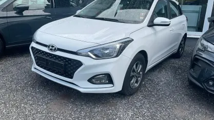 Gebraucht Hyundai i20 Trend 101 PS (74 kW) 2020 Polar white Kleinwagen