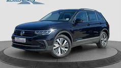 Deep black perleffekt (schwarz) Gebraucht 2022 VW Tiguan Life SUV | 30.690 € (Fairer Preis)