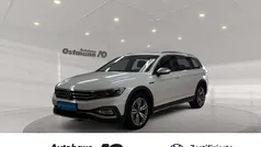 Oryxweiß perlmutteffekt Gebraucht 2022 VW Passat Alltrack Kombi | 34.784 € (Fairer Preis)