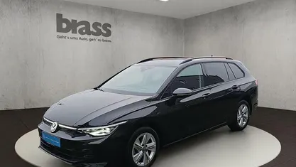 Grenadillschwarz metallic Gebraucht 2024 VW Golf VIII Life Kombi | 27.700 € (Fairer Preis)