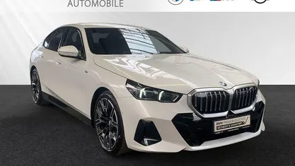 Gebraucht BMW 520 M Sport 197 PS (144 kW) 2025 Mineralweiß metallic Limousine