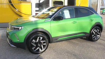 Gebraucht Opel Mokka Elegance 131 PS (96 kW) 2023 Matcha grün (metallic) SUV