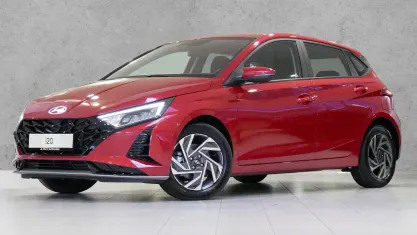 Neu Hyundai i20 Trend 90 PS (66 kW) 2026 Dragon red / met Limousine